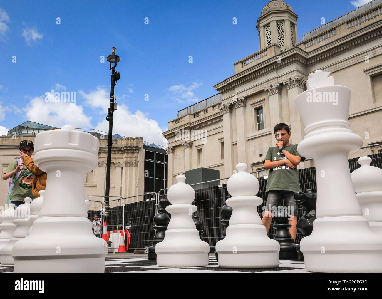 Londra, Regno Unito. 16 luglio 2023. I bambini e i giocatori più giovani possono mettere alla prova le loro abilità sui set giganti sparsi per la piazza. Giocatori di tutte le abilità e le età ancora una volta provano le loro abilità di scacchi contro compagni e diversi giocatori celebri nel ChessFest annuale di Trafalgar Square. Il ChessFest è il più grande evento di scacchi del Regno Unito nel suo genere ed è libero di partecipare per il pubblico. Crediti: Imageplotter/Alamy Live News Foto Stock