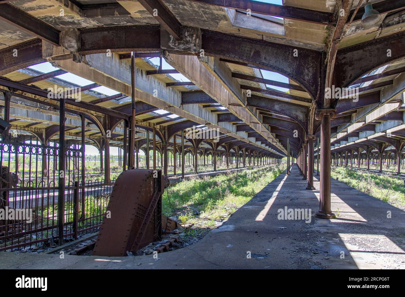 Jersey City, New Jersey, USA-maggio 2022: Vista interna dei capannoni dei treni di piante infestanti della Central Railroad del New Jersey Terminal (Co Foto Stock