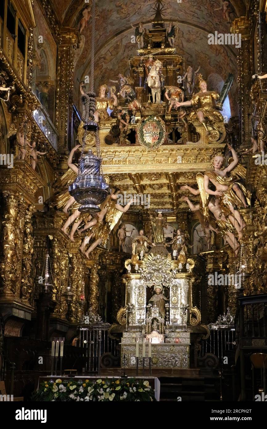 Botafumeiro bruciatore di incenso thurible appeso di fronte all'altare maggiore tradizionalmente utilizzato nella messa del Pellegrino Santiago de Compostela Galizia Spagna Foto Stock