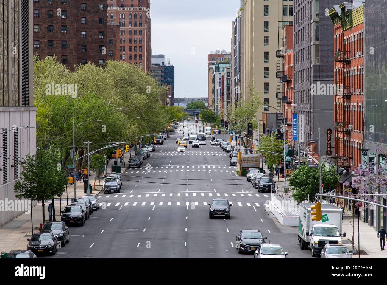New York City, NY, USA-giugno 2022; vista di alto livello sulla 10th Avenue verso sud da Chelsea Park alla 28th Street con traffico in arrivo Foto Stock