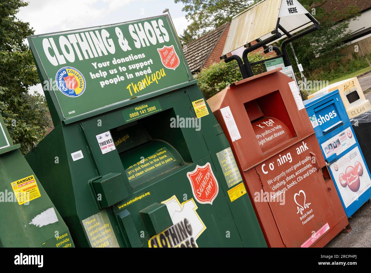 Banche di abbigliamento e calzature dell'esercito della salvezza per donazioni di abiti indesiderati a beneficenza, Hook, Inghilterra. Concetto: Donare in beneficenza Foto Stock