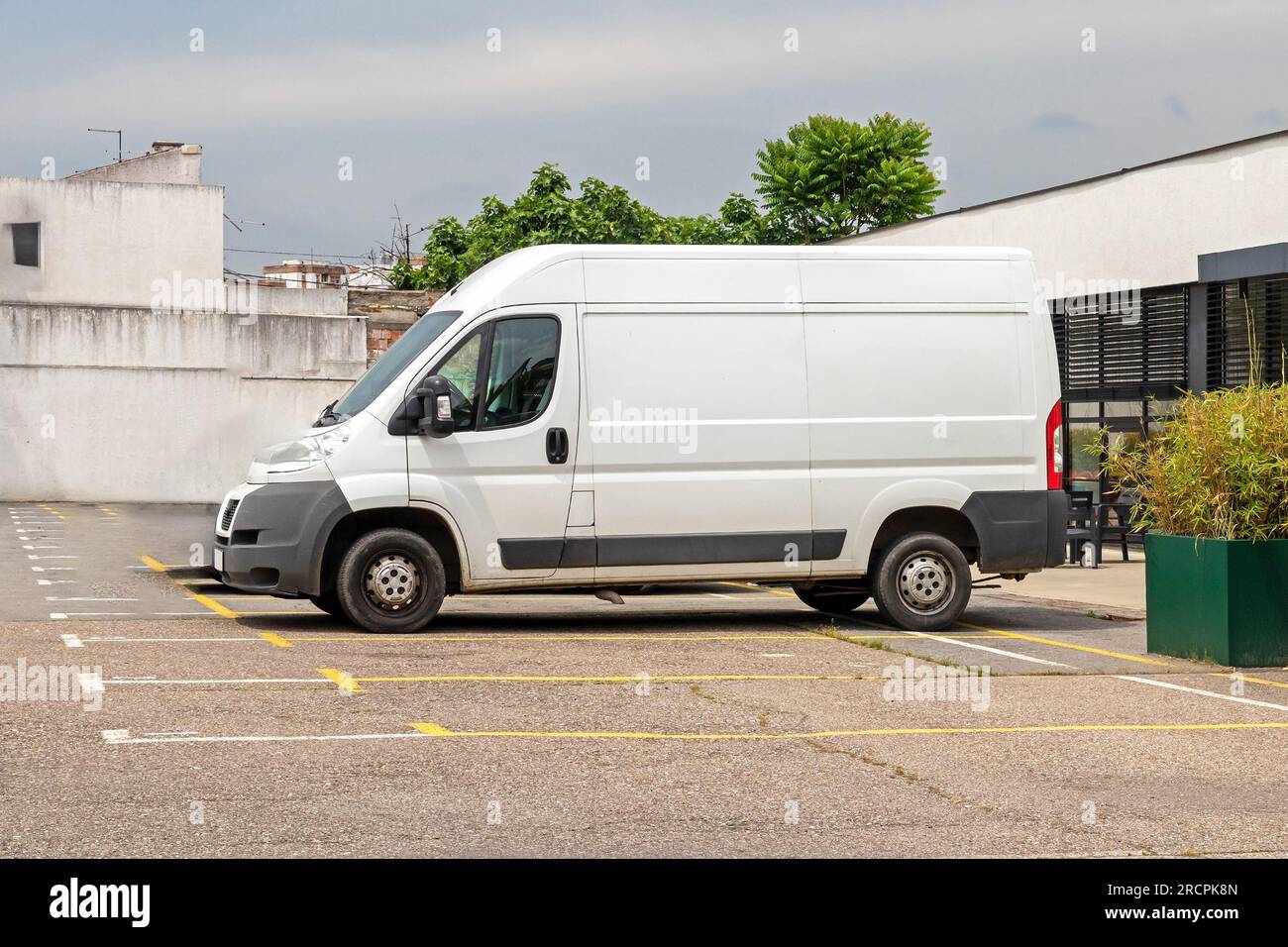 Furgone cargo parcheggiato in città Foto Stock