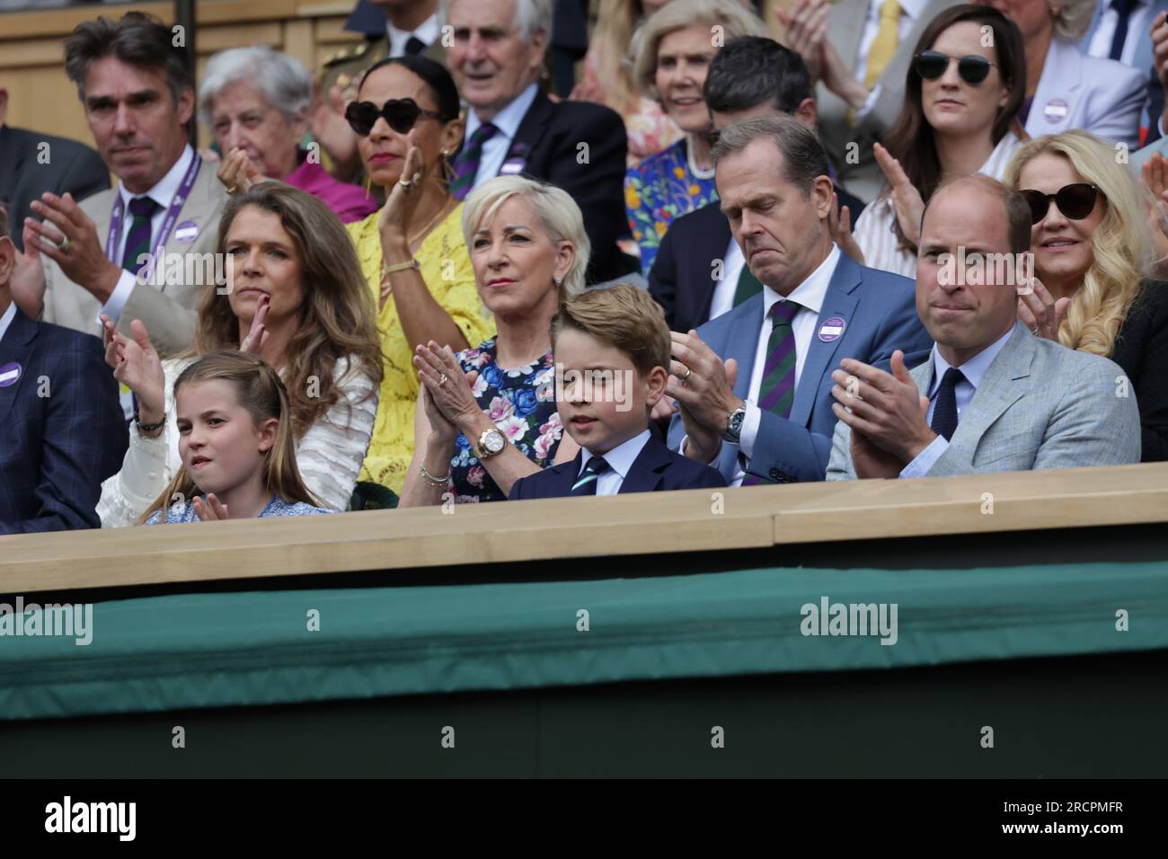 Londra, Regno Unito. 16 luglio 2023; All England Lawn Tennis and Croquet Club, Londra, Inghilterra: Torneo di tennis di Wimbledon; finale di singolare maschile sul campo centrale: HRH Prince of Wales parla con suo figlio George di fronte a Chris Evert mentre applaudono l'arrivo di Djokovic e Alcaraz in campo credito: Action Plus Sports Images/Alamy Live News Foto Stock