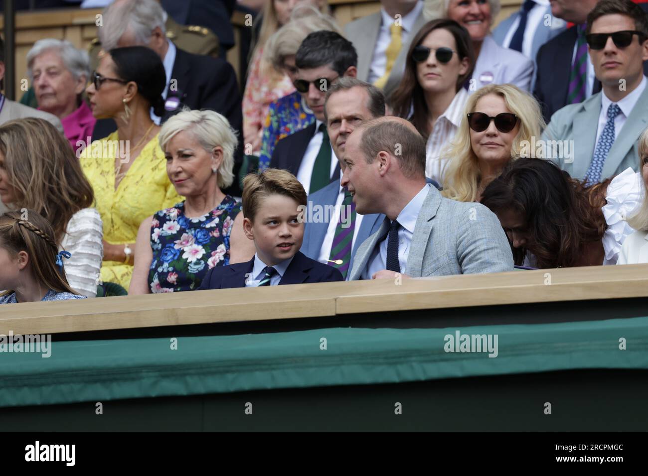 Londra, Regno Unito. 16 luglio 2023; All England Lawn Tennis and Croquet Club, Londra, Inghilterra: Torneo di tennis di Wimbledon; finale di singolare maschile sul campo centrale: HRH Prince of Wales parla con suo figlio George davanti a Chris Evert Credit: Action Plus Sports Images/Alamy Live News Foto Stock