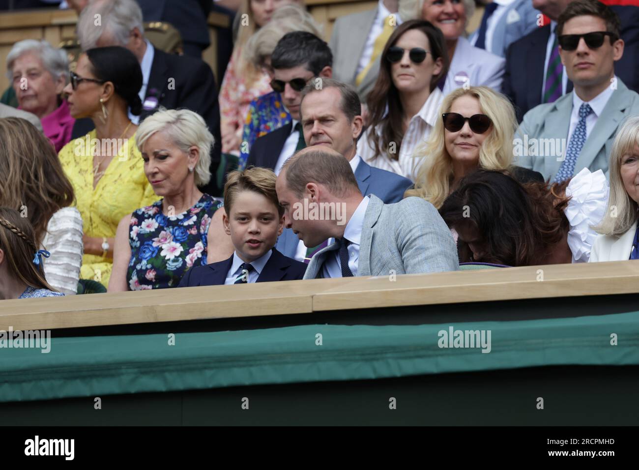 Londra, Regno Unito. 16 luglio 2023; All England Lawn Tennis and Croquet Club, Londra, Inghilterra: Torneo di tennis di Wimbledon; finale di singolare maschile sul campo centrale: HRH Prince of Wales parla con suo figlio George davanti a Chris Evert Credit: Action Plus Sports Images/Alamy Live News Foto Stock