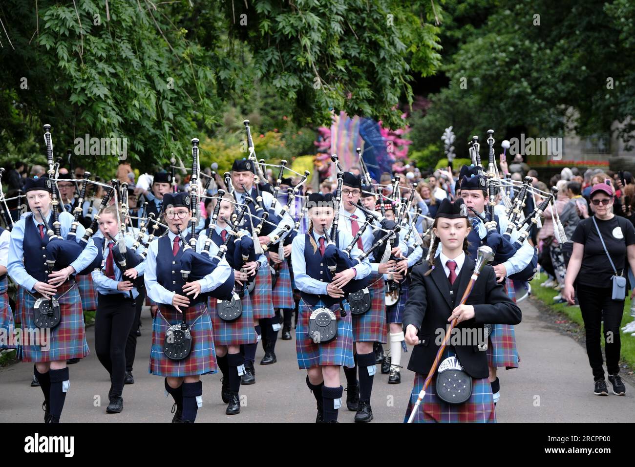 Edimburgo, Scozia, Regno Unito. 16 luglio 2023. Edinburgh Princes Street si trasforma con un caleidoscopio di colori, suoni e movimenti, mentre il Carnevale riunisce artisti locali e internazionali per un'impressionante esposizione di costumi, danza e musica. Credito: Rob Gray/Alamy Live News Foto Stock