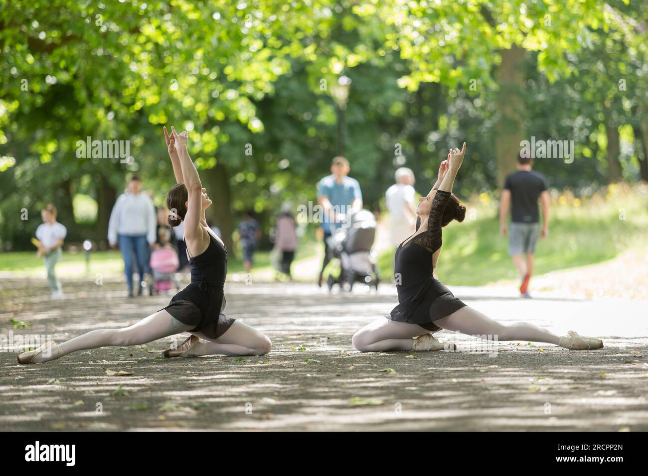 Due giovani donne praticano il balletto in un parco pubblico, in estate. 2023 Foto Stock