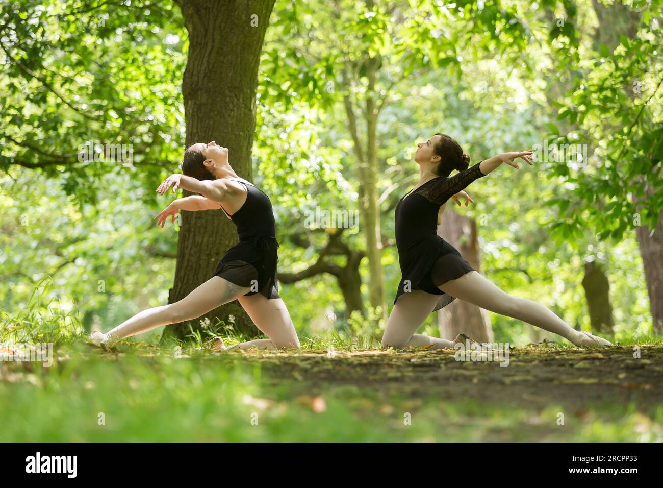 Due giovani donne praticano il balletto in un parco pubblico, in estate. 2023 Foto Stock