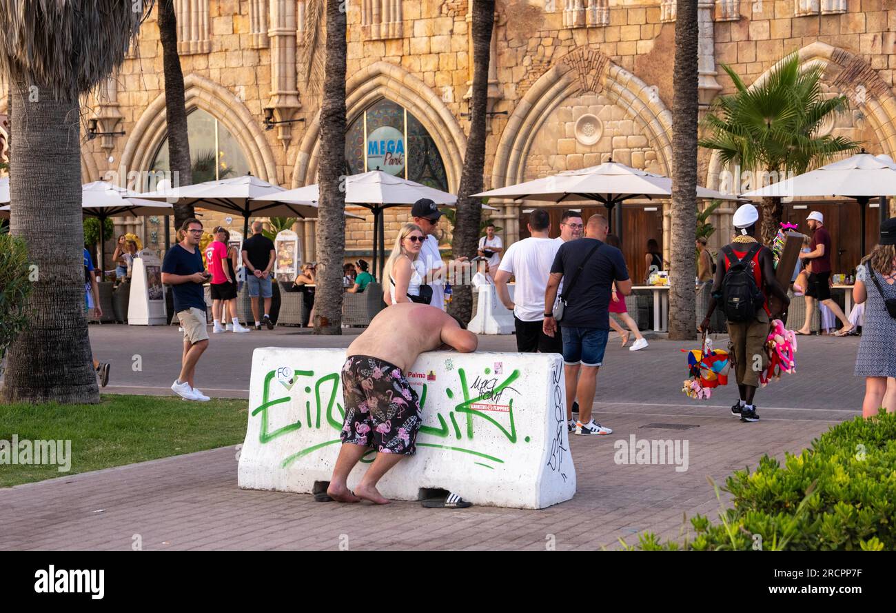 Spettacoli PIC: Palma, Maiorca Heat esaurimento ha lasciato alcuni spavalzi lottando per sbirciare altri semplicemente aveva troppo alcol gruppi di giovani spesso dal Regno Unito p. Foto Stock