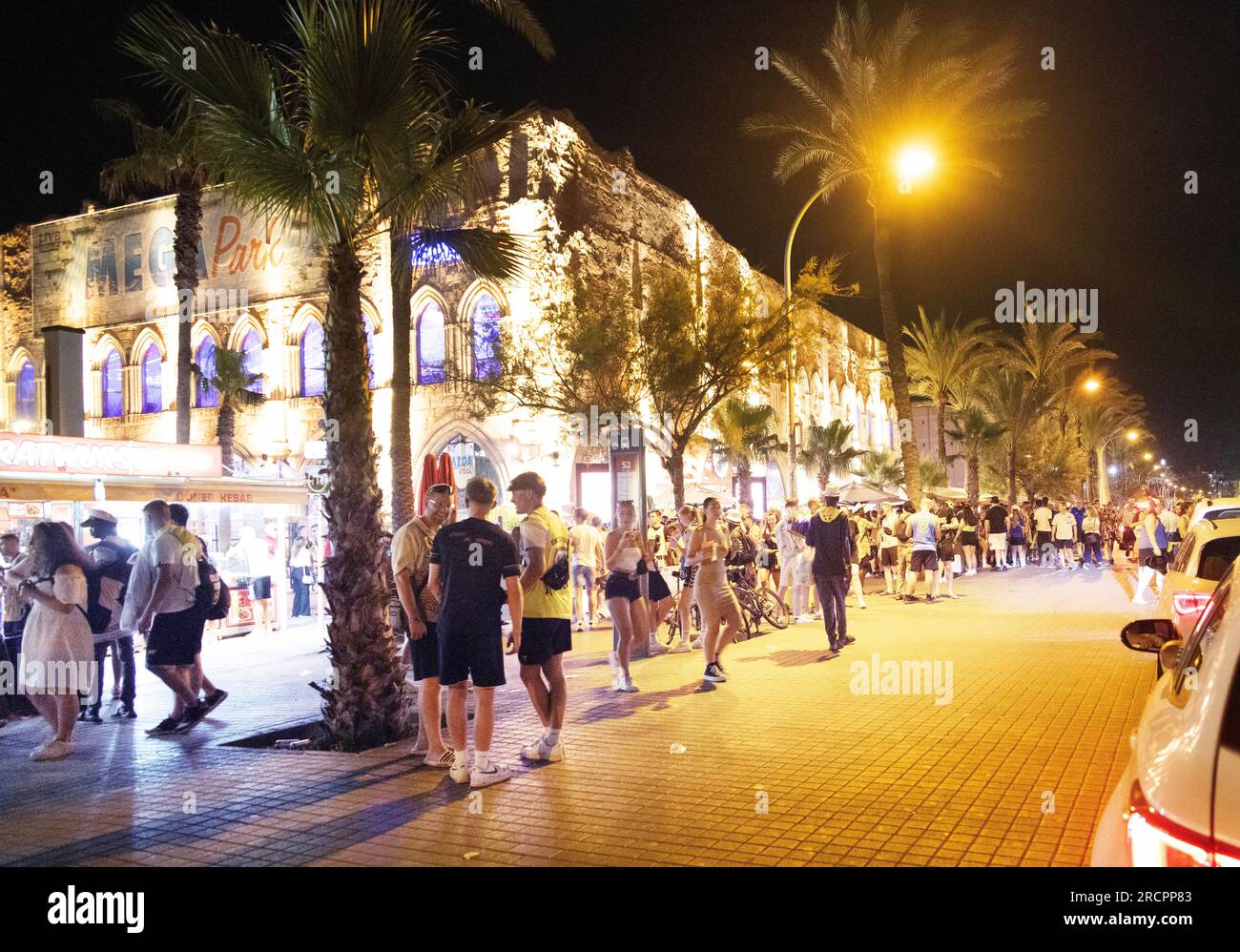 Spettacoli PIC: Palma, villeggiante di Maiorca che si ammala sulla spiaggia probabilmente dopo aver bevuto troppo la sera. Gruppi di giovani spesso dal Regno Unito fra Foto Stock