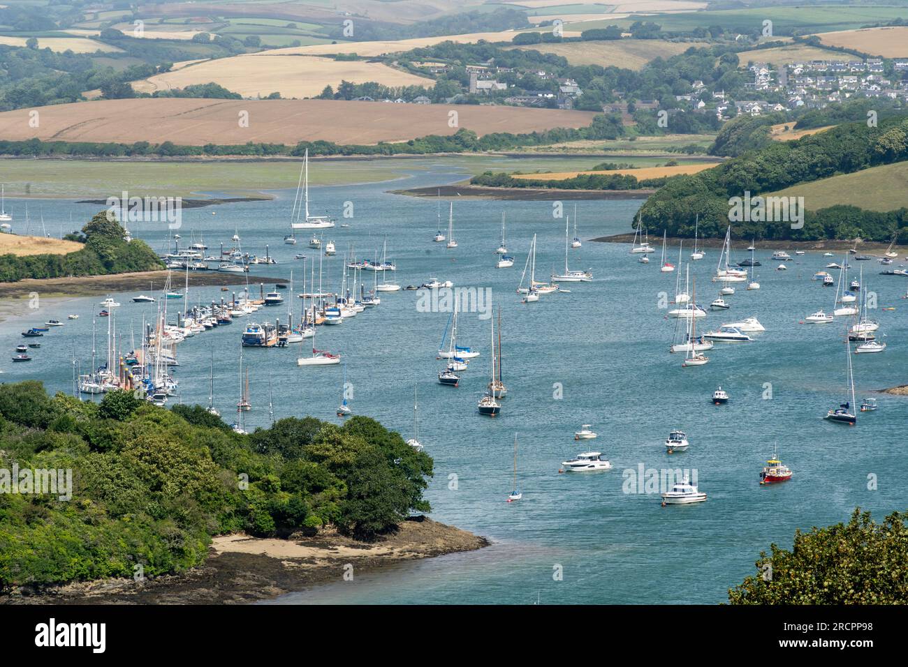 Salcombe, Devon, Regno Unito - 15 luglio 2023: Veduta dell'estuario di Kingsbridge, con Salcombe Harbour in primo piano e West Charleton in secondo piano Foto Stock