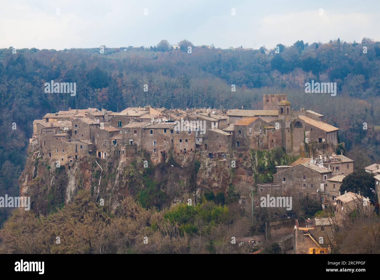 Scopri le antiche strade e la bellezza rustica di Calcata, un idilliaco villaggio del Lazio. Foto Stock