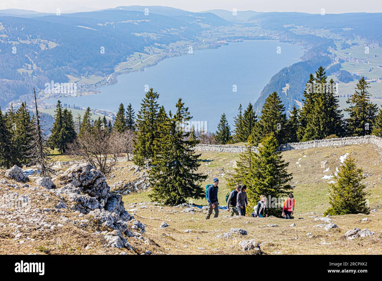 La Dent de Vaulion en Suisse dans la vallée de Joux, cantone di Vaud. Située à 1500 m d'altitudine avec un panorama à 360°. Vue sur le lac de Joux. Lorsqu Foto Stock