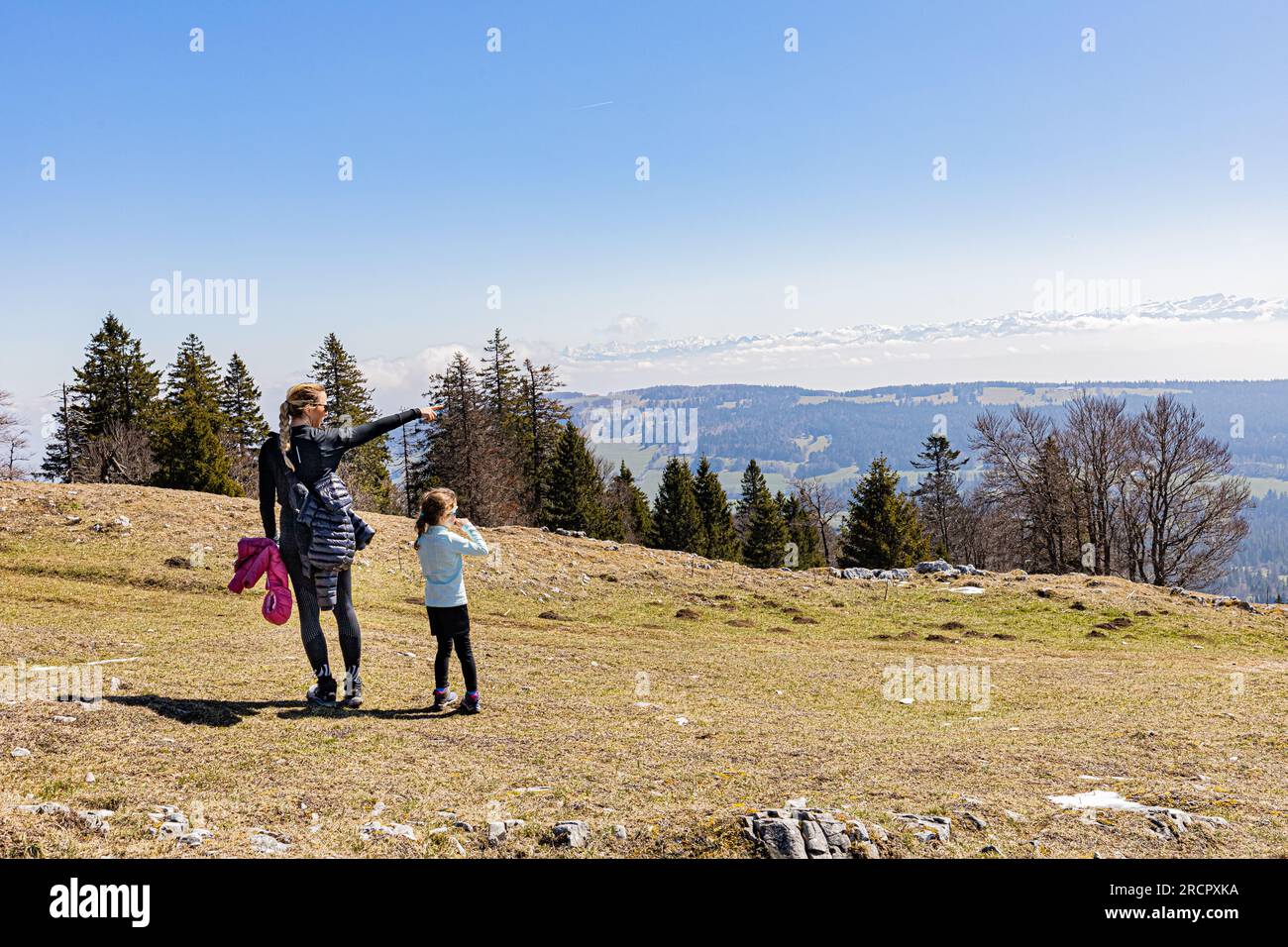 La Dent de Vaulion en Suisse dans la vallée de Joux, cantone di Vaud. Située à 1500 m d'altitudine avec un panorama à 360°. Vue sur le lac de Joux. Lorsqu Foto Stock