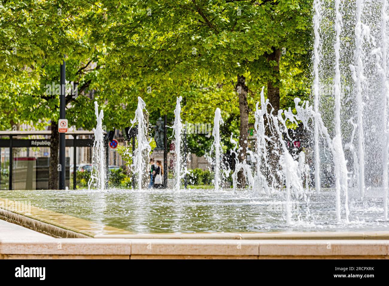 Jets d'eau de la fontaine Place de la République à Digione. Foto Stock