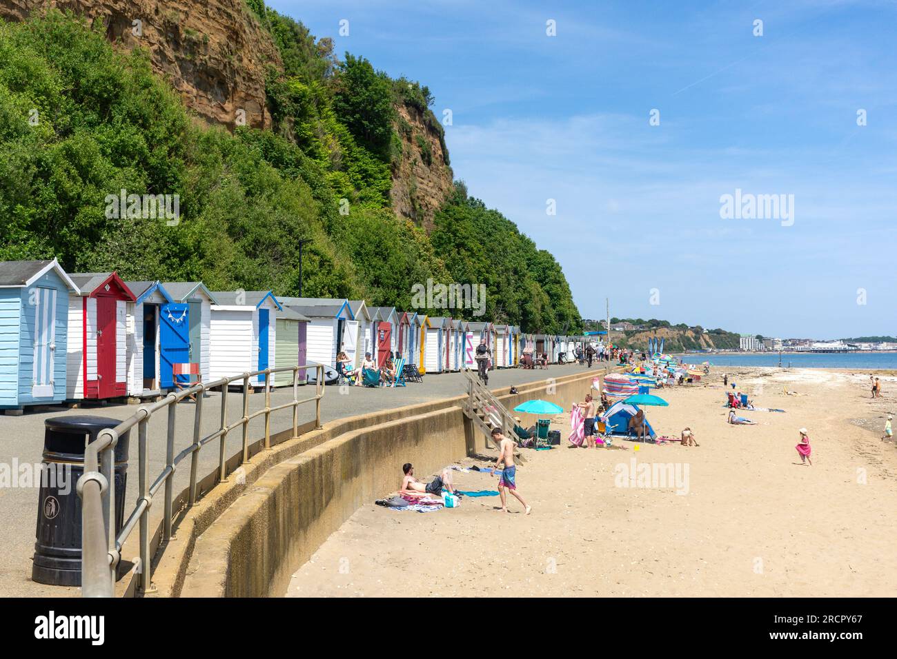Colorate capanne sulla passeggiata, Small Hope Beach, Shanklin, Isola di Wight, Inghilterra, Regno Unito Foto Stock