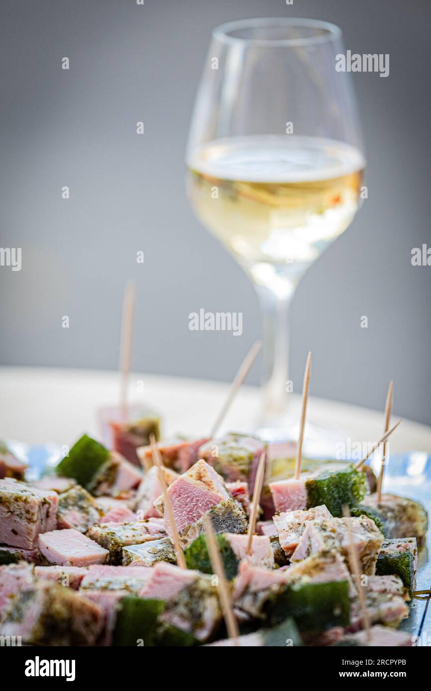 Prosciutto di prezzemolo a dadini, specialità culinarie della Borgogna. Jambon persillé coupé en dés, spécialité culinaire de Bourgogne. Foto Stock