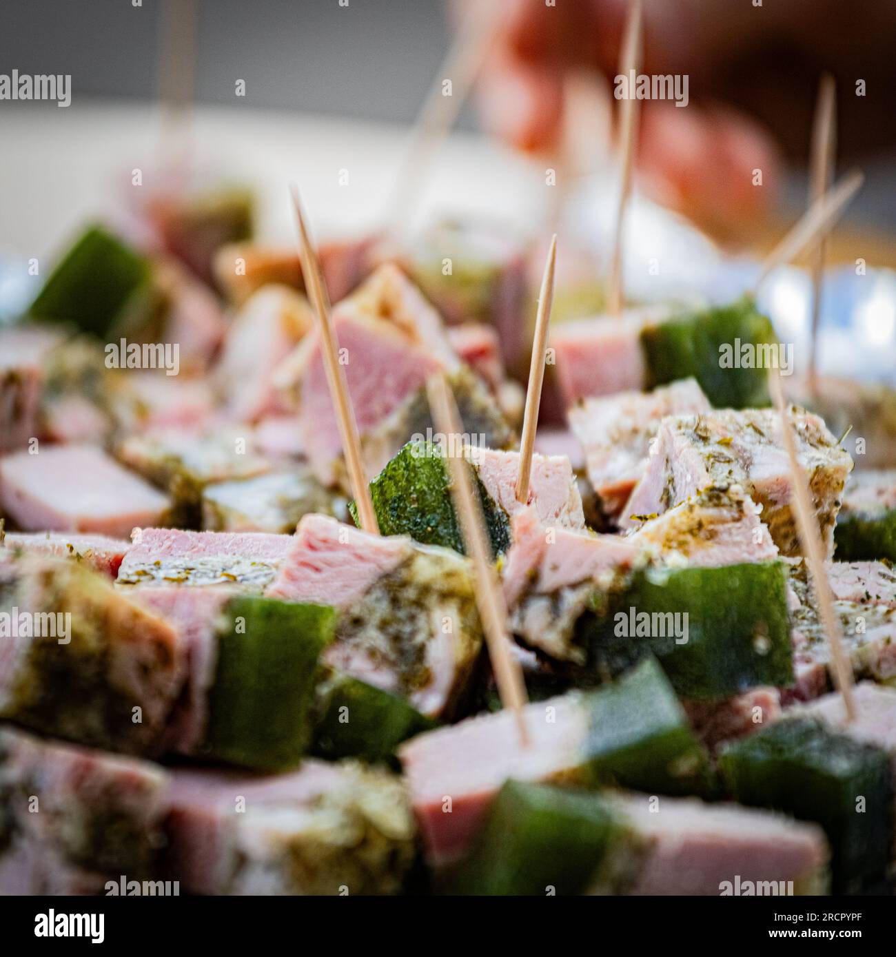 Prosciutto di prezzemolo a dadini, specialità culinarie della Borgogna. Jambon persillé coupé en dés, spécialité culinaire de Bourgogne. Foto Stock