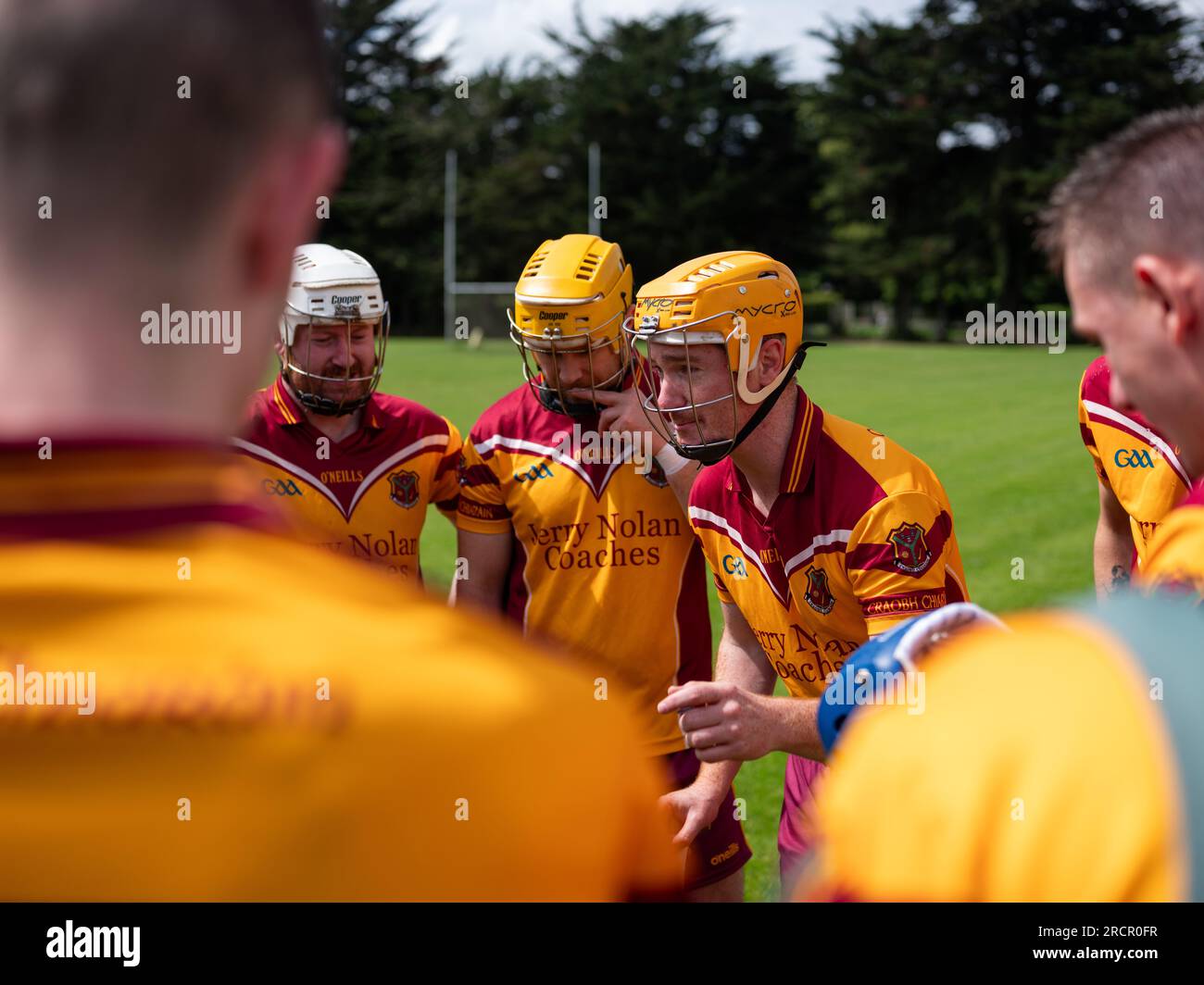 Un giocatore di hurling che parla con i suoi compagni di squadra. Foto Stock