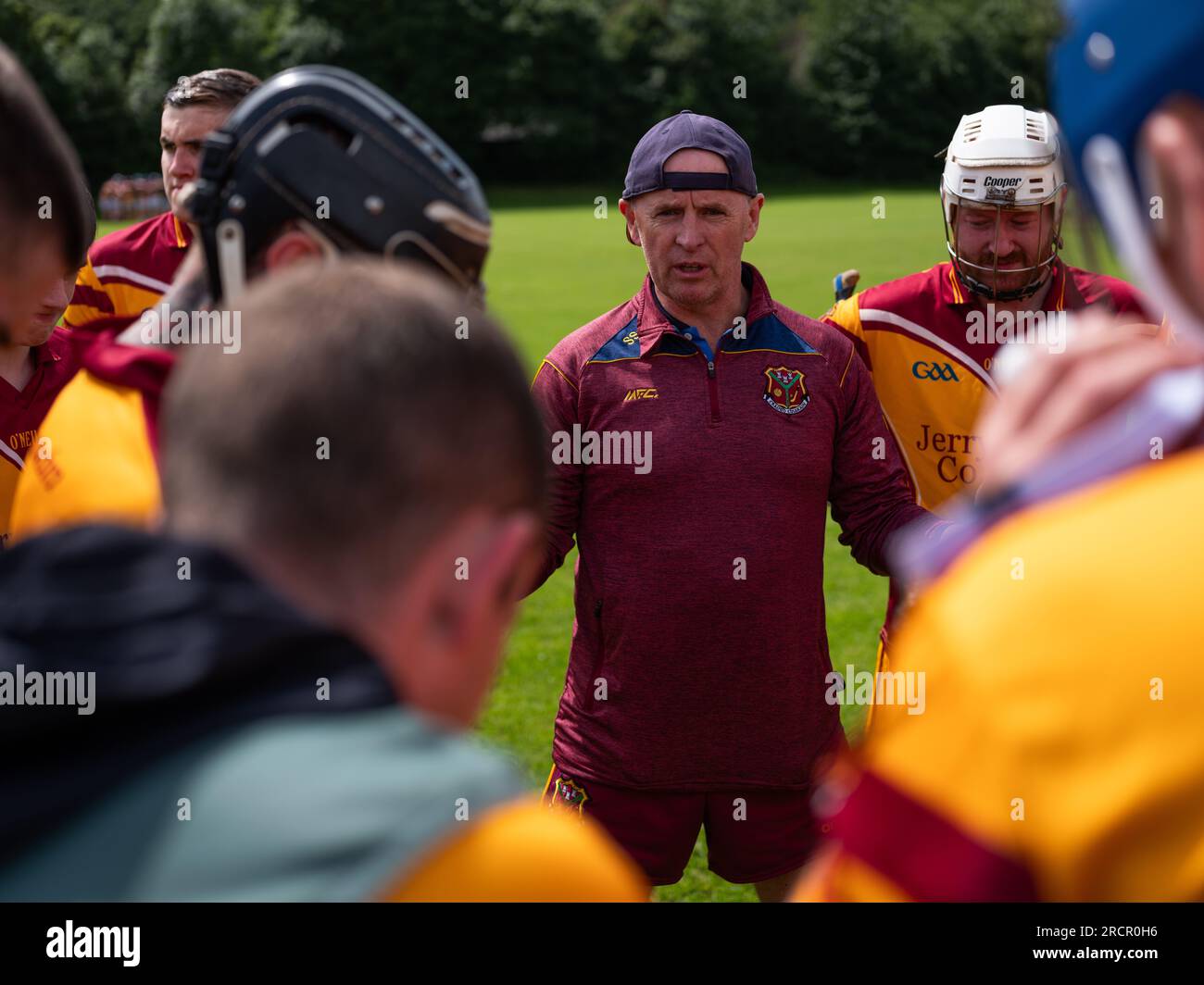 L'allenatore di una squadra di hurling dà istruzioni pre-partita alla sua squadra. Dublino, Irlanda. Foto Stock