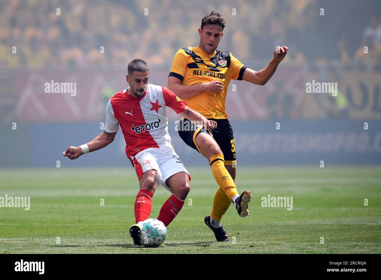 Praga, Repubblica Ceca. 16 luglio 2023. TARAS KACARABA di Slavia Praha (L) lotta per la palla con JAKOB LEWAND di Dresda (R) durante l'amichevole del 16 luglio 2023, a Praga, pareggiando nella partita amichevole Dynamo Dresden 1:1. (Immagine di credito: © Slavek Ruta/ZUMA Press Wire) SOLO USO EDITORIALE! Non per USO commerciale! Foto Stock