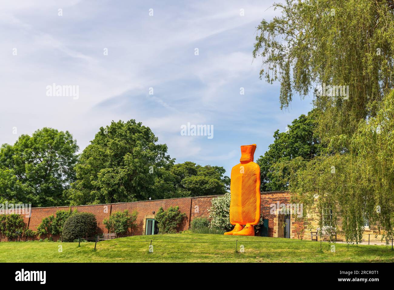 Big Mutter, 2015, installazione allo Yorkshire Sculpture Park, parte della mostra Trap of the Truth dello scultore austriaco Erwin Wurm. Foto Stock