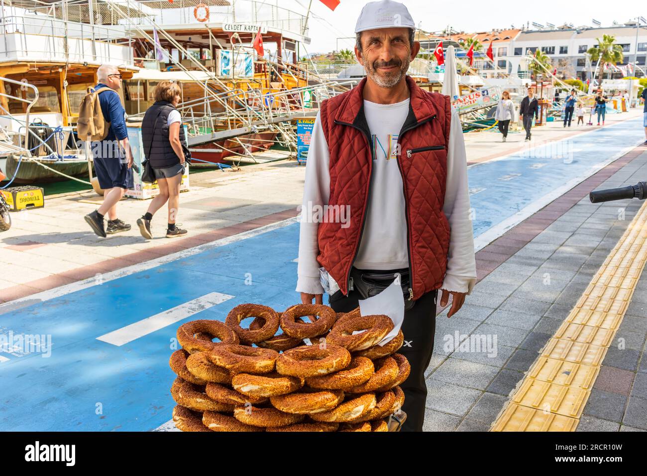 Venditore ambulante che vende snack turchi appena sfornati a Fethiye, Turchia. Foto Stock