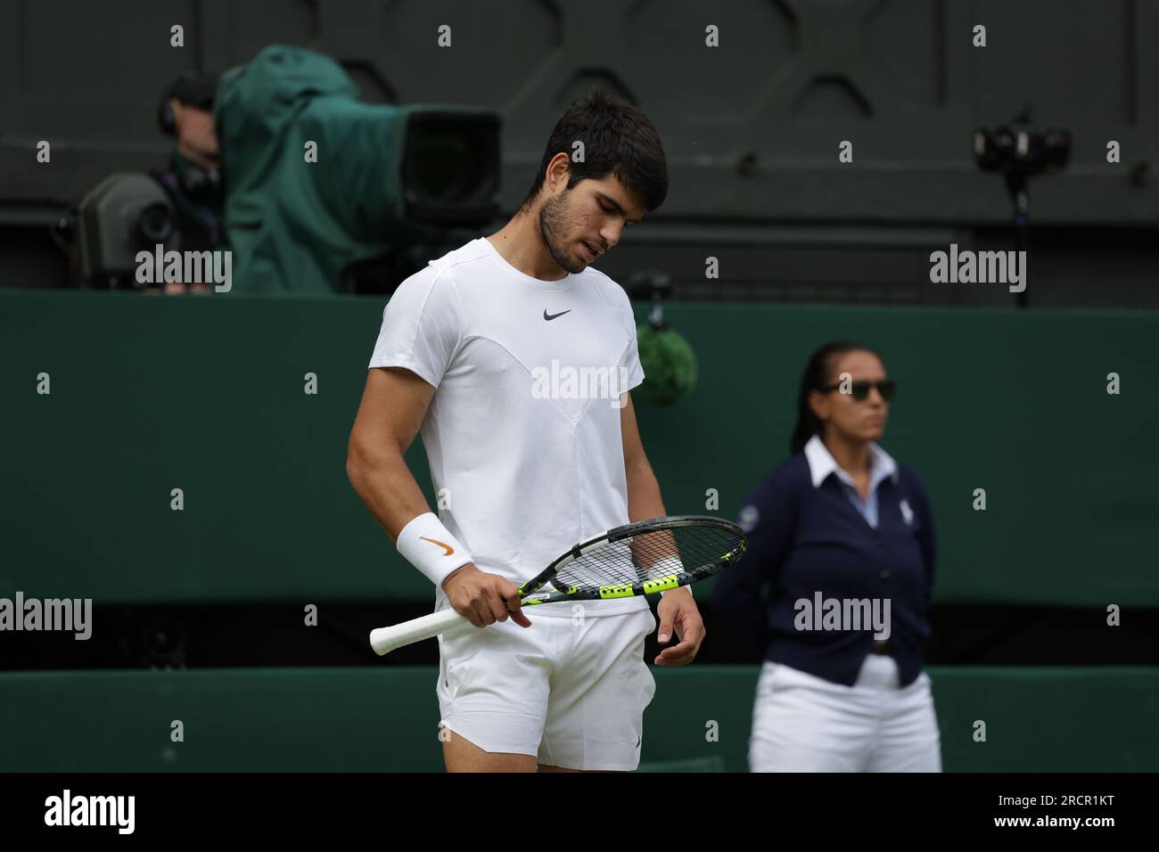 Londra, Regno Unito. 16 luglio 2023; All England Lawn Tennis and Croquet Club, Londra, Inghilterra: Torneo di tennis di Wimbledon; finale di singolare maschile sul campo centrale Novak Djokovic contro Carlos Alcaraz; Alcaraz guarda la sua racchetta dopo aver colpito la palla Long Credit: Action Plus Sports Images/Alamy Live News Foto Stock