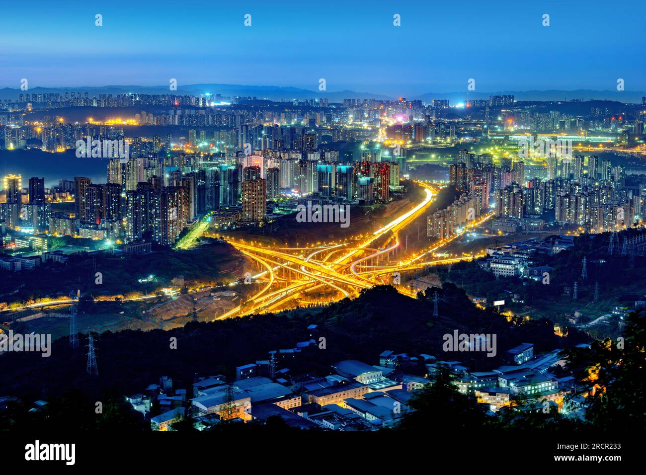 Vista notturna della città di China Chongqing, il viadotto più complesso. Foto Stock