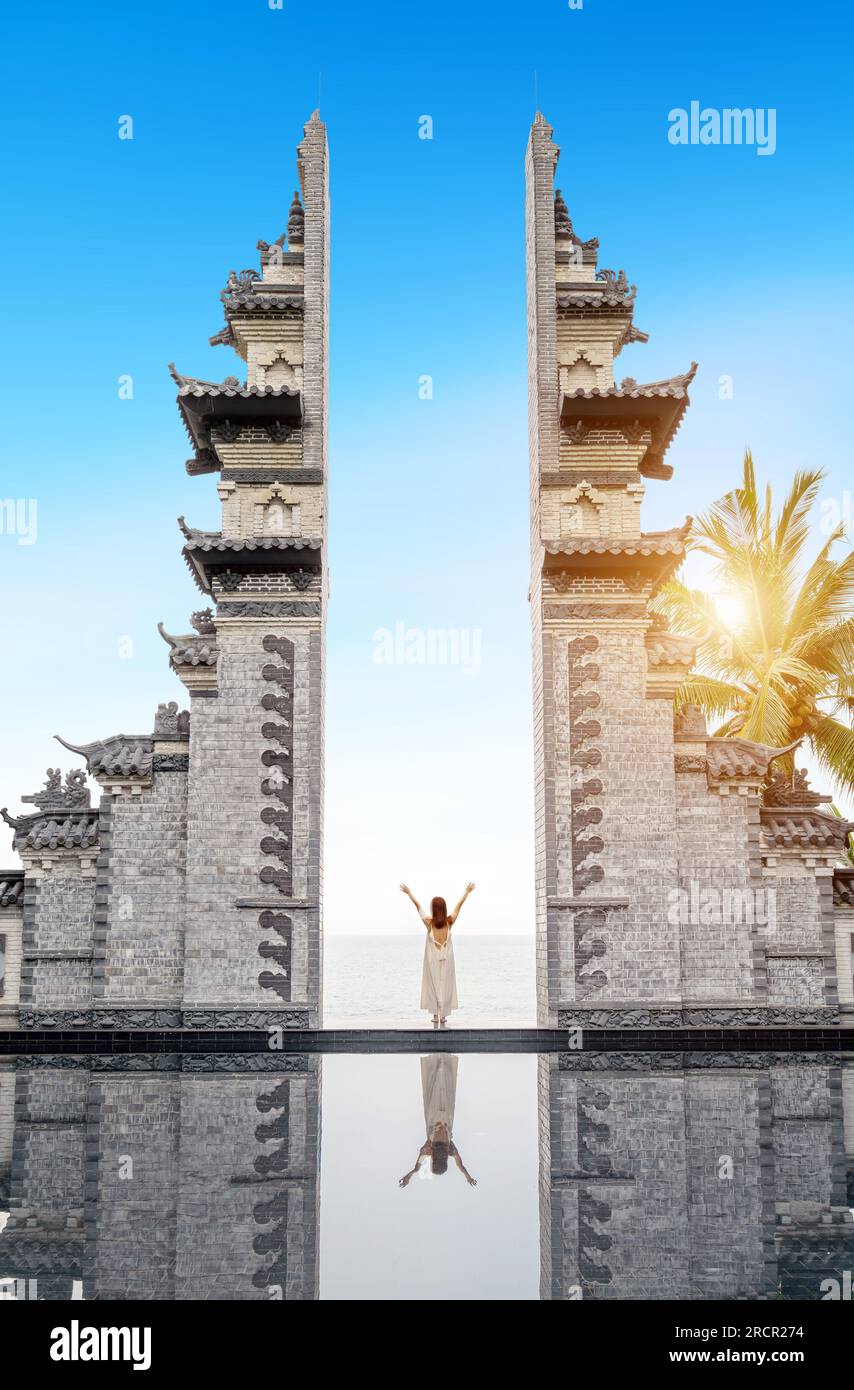 I caratteristici edifici vicino al mare sono appositamente predisposti per i turisti per scattare foto, Sanya, Cina. Foto Stock