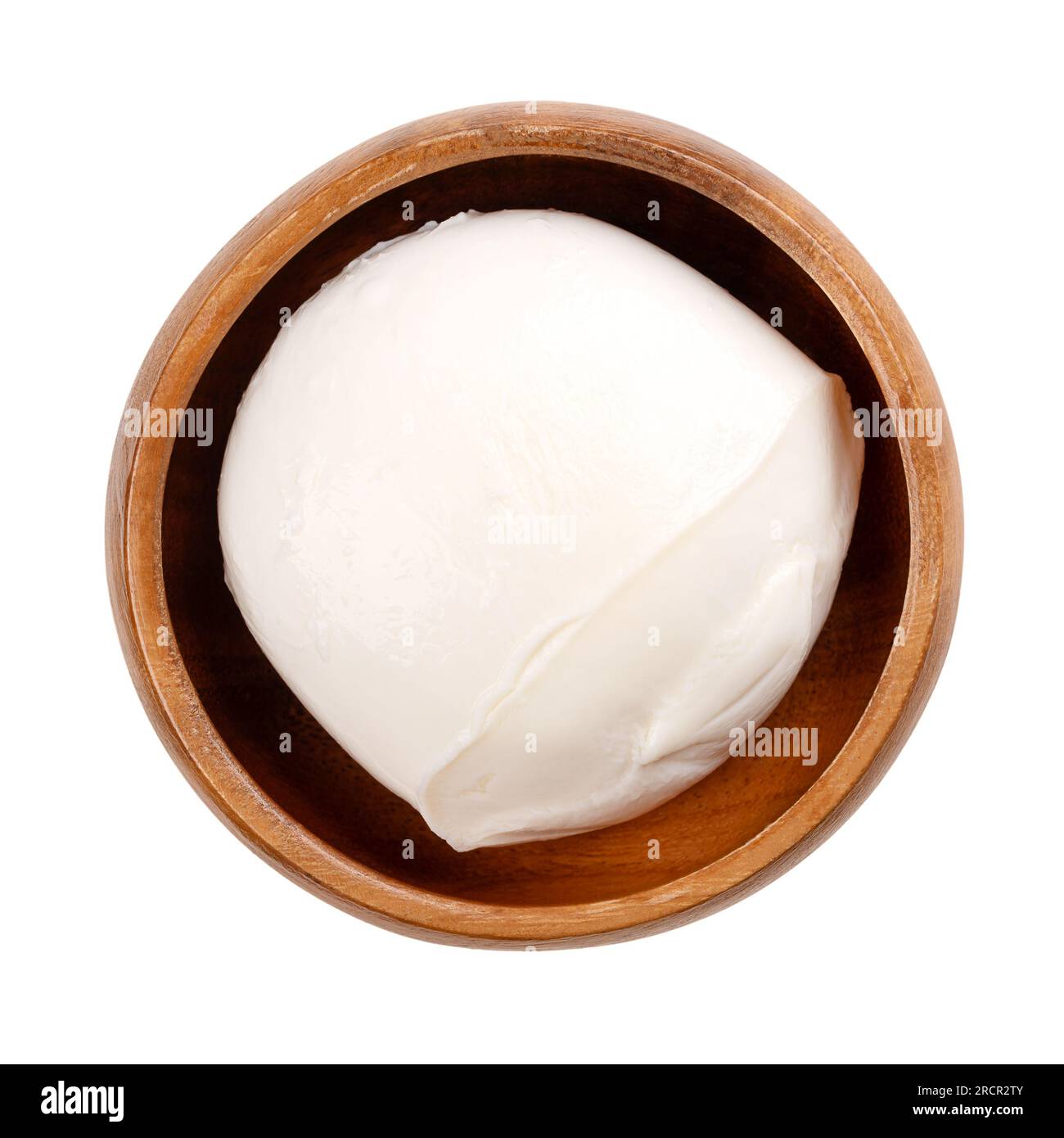 Grande palla di mozzarella, in una ciotola di legno. Formaggio bianco fresco dell'Italia meridionale a base di latte con il metodo della pasta filata. Usato per pizza, ecc. Foto Stock