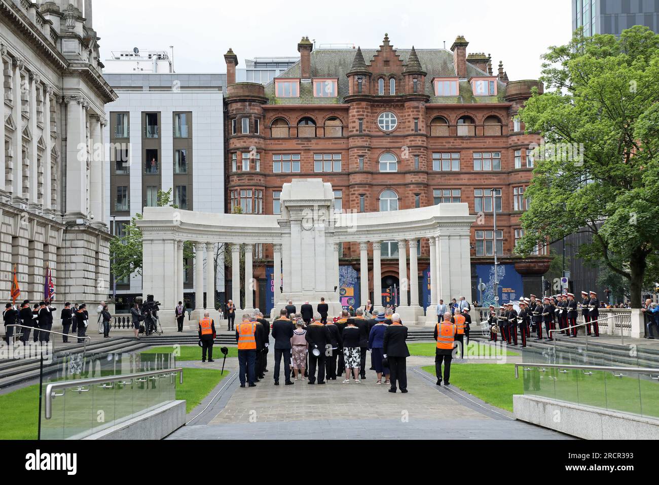 Orangemen al cenotafio di Belfast il 12 luglio Foto Stock