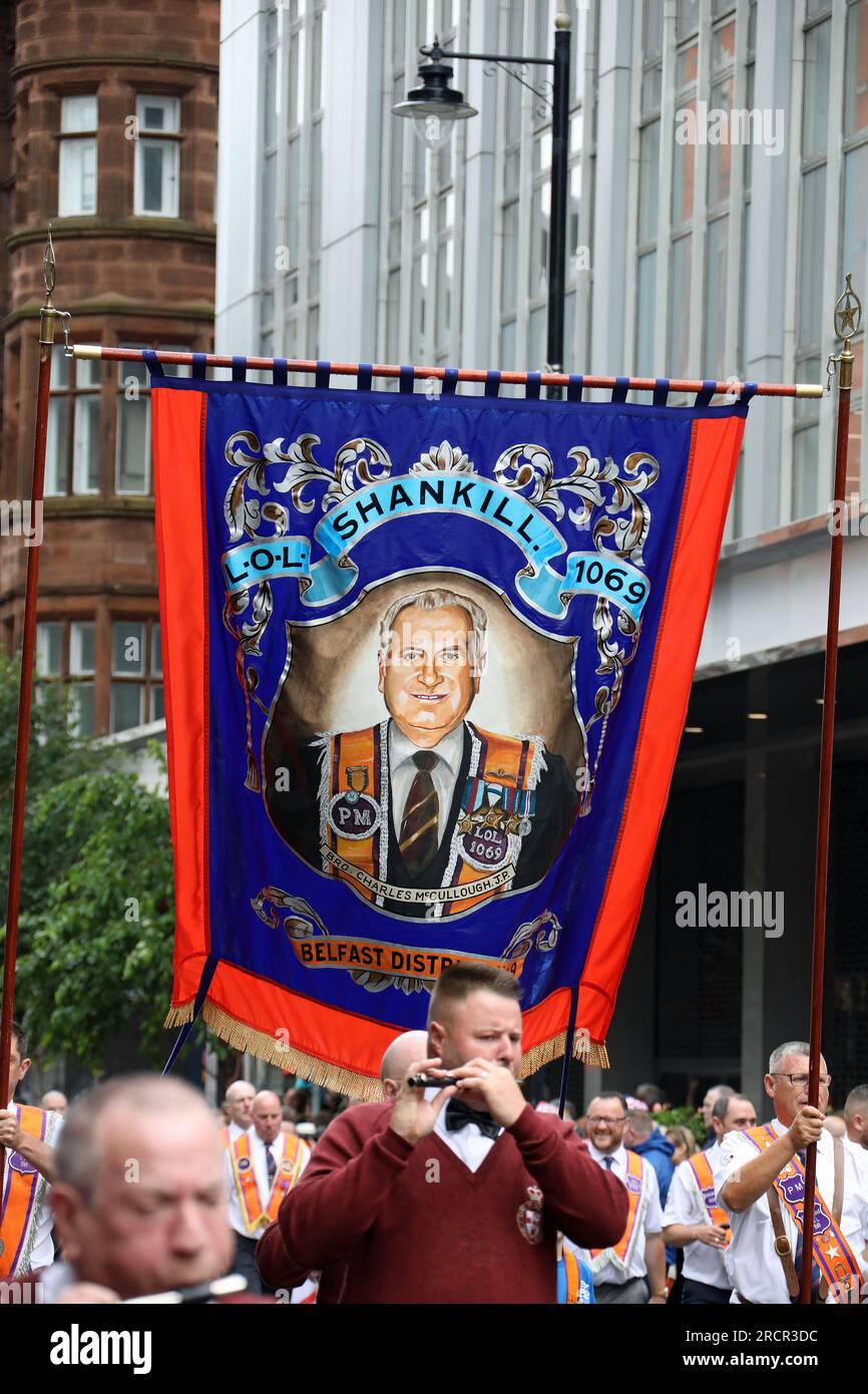 LOL Shankill 1069 Banner sulla 2023 Orange Walk a Belfast Foto Stock