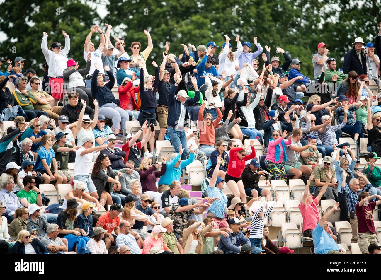 Southampton, Regno Unito. 16 luglio 2023. I tifosi di cricket prendono parte a un'onda messicana durante la seconda partita di We Got Game ODI delle Womens Ashes 2023 Series tra Inghilterra e Australia all'Ageas Bowl di Southampton, Inghilterra. (Liam Asman/SPP) credito: SPP Sport Press Photo. /Alamy Live News Foto Stock