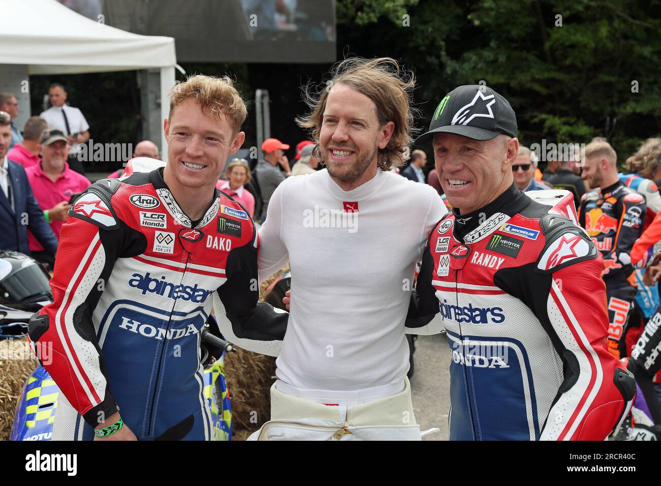 Goodwood, West Sussex, Regno Unito 16 luglio 2023. Sebastian Vettel ex campione del mondo di Formula uno con la leggenda motociclistica americana Randy Mamola e suo figlio Dakota al Goodwood Festival of Speed – «Goodwood 75 – celebrando 75 anni della Goodwood Estate e 30 anni del festival della velocità», a Goodwood, West Sussex, Regno Unito. © Malcolm Greig/Alamy Live News Foto Stock