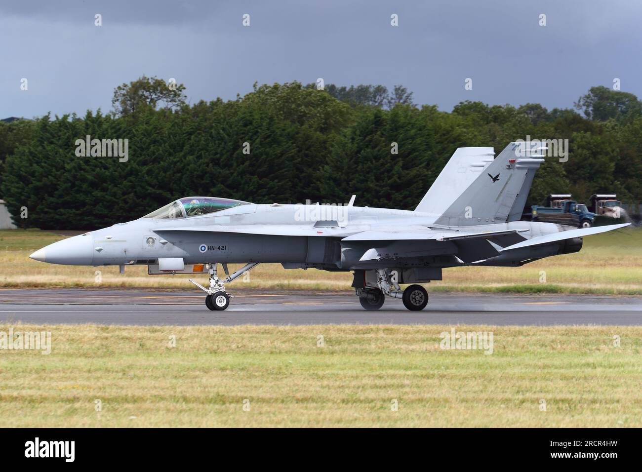 Il finlandese McDonnell Douglas F-18 Hornet atterra al Royal International Air Tattoo 2023 a RAF Fairford, Gloucestershire, Regno Unito Foto Stock