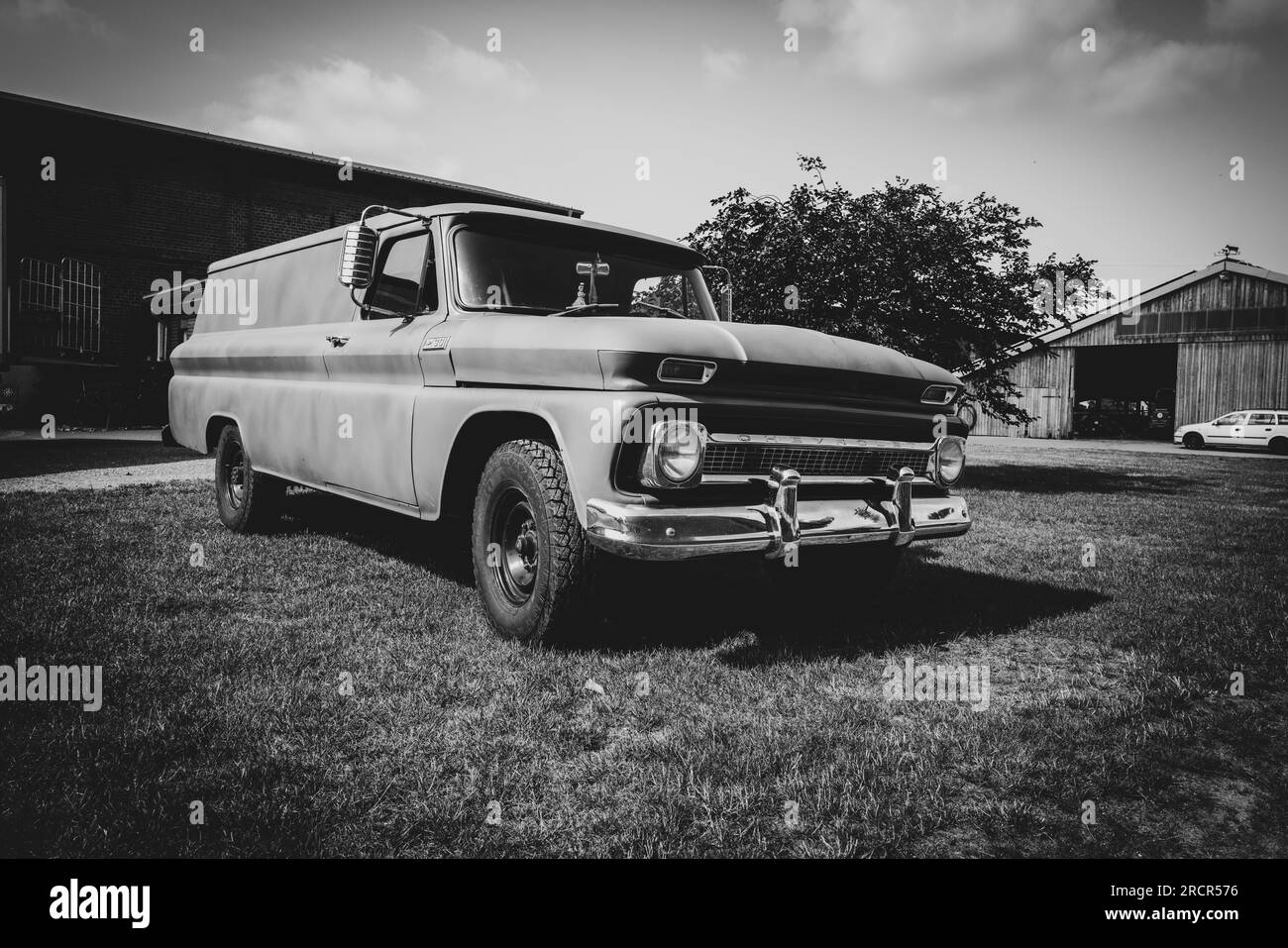 Una vecchia Chevrolet marrone si trova su un cortile Foto Stock
