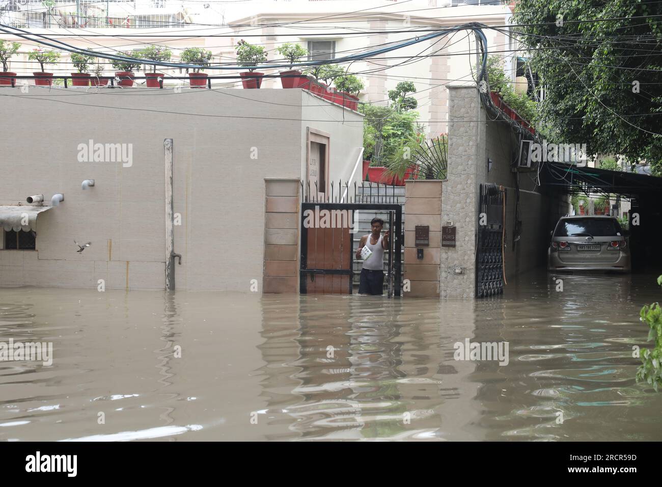 Nuova Delhi, India. 15 luglio 2023. Un uomo ha visto guardare nonostante una leggera diminuzione del livello dell'acqua del fiume Yamuna a nuova Delhi. Il fiume Yamuna ha battuto un record di 45 anni e ha raggiunto il suo livello più alto di 208,65 metri sopra il segno di pericolo di 2.5.33 metri venerdì 15 luglio 2023. (Foto di Naveen Sharma/SOPA Images/Sipa USA) credito: SIPA USA/Alamy Live News Foto Stock