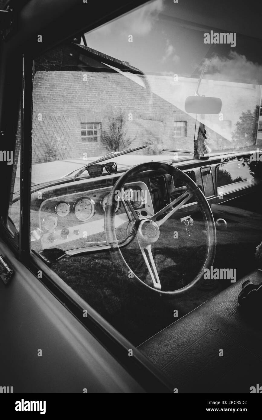 Una vecchia Chevrolet marrone si trova su un cortile Foto Stock