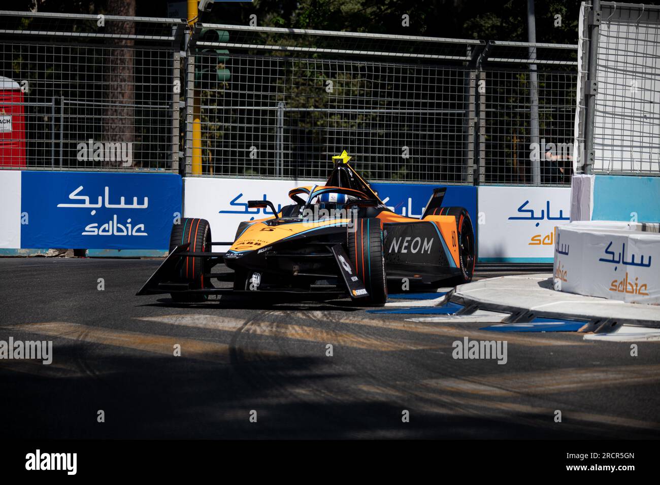 Roma, Italia 16 luglio 2023 – Formula e Hankook Roma e-Prix, sessione di qualificazione. Jake Hughes (5) (GBR) Neom McLaren Team in azione su pista. Foto: Fabio Pagani/Alamy Live News Foto Stock