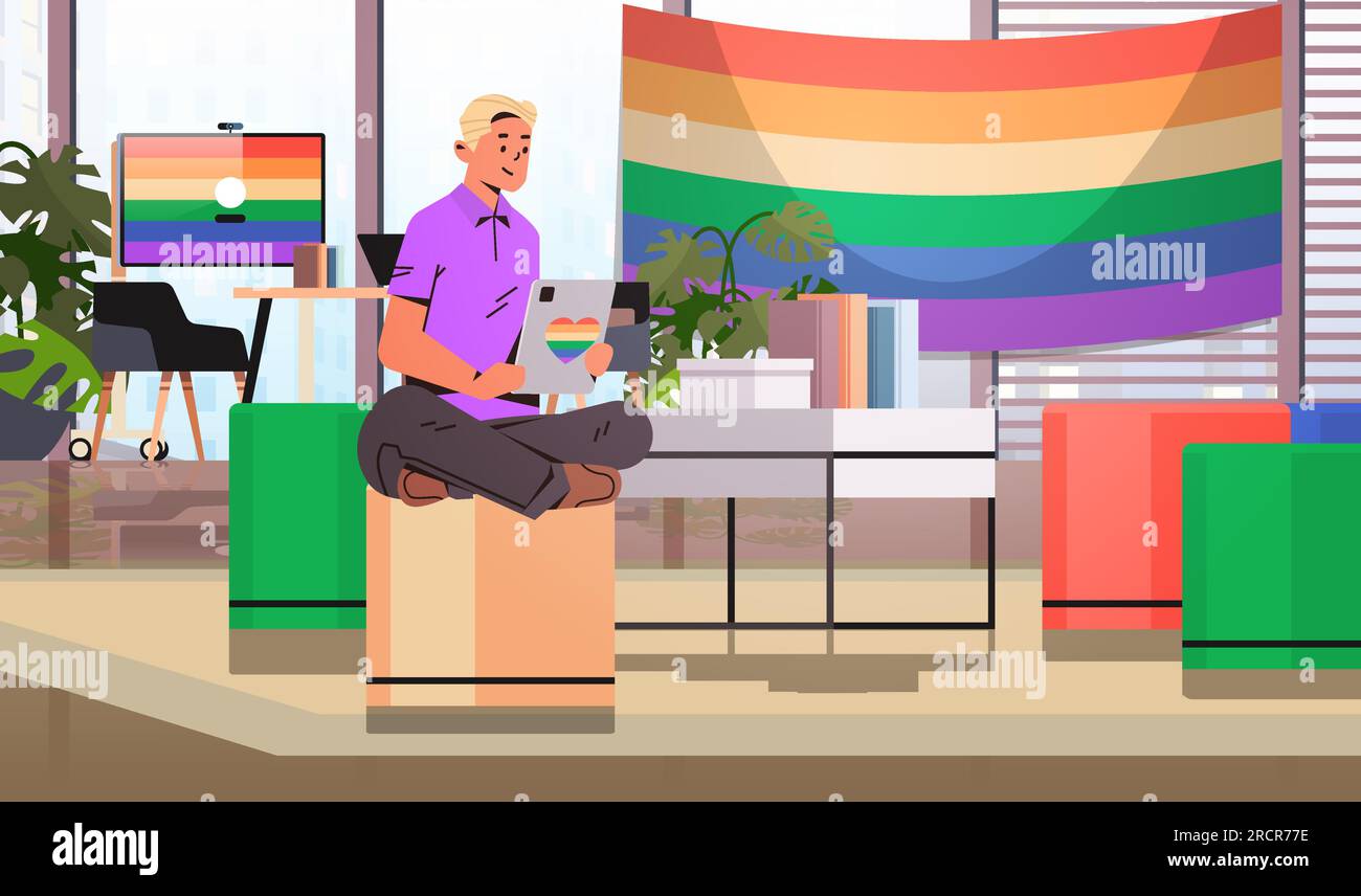 Gay seduto sul posto di lavoro e utilizzando tablet pc bandiera arcobaleno lgbt amore transgender generazione Z Concept interni di ufficio Illustrazione Vettoriale