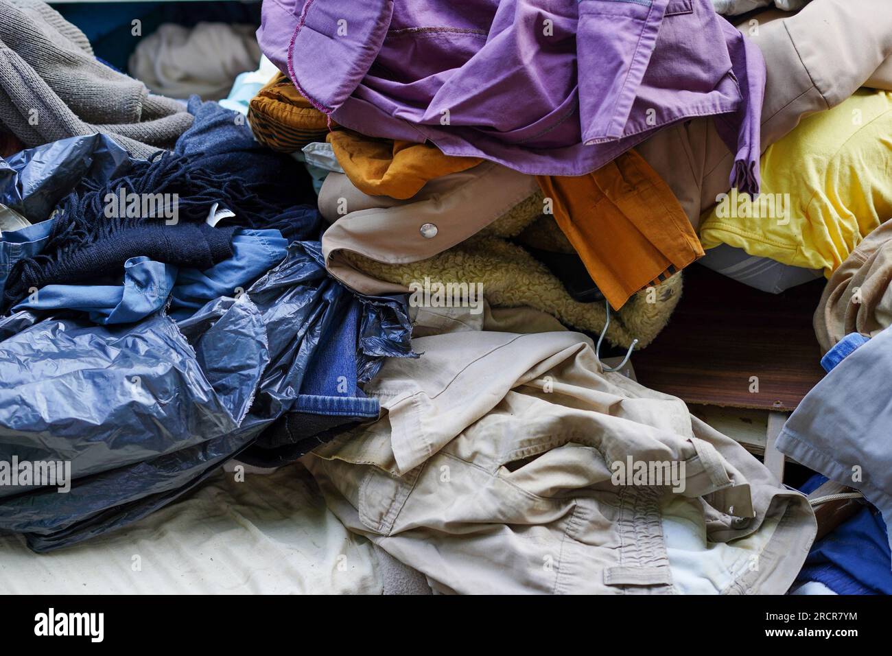spazzatura con molti vestiti in strada, problema di inquinamento ambientale consumo eccessivo Foto Stock