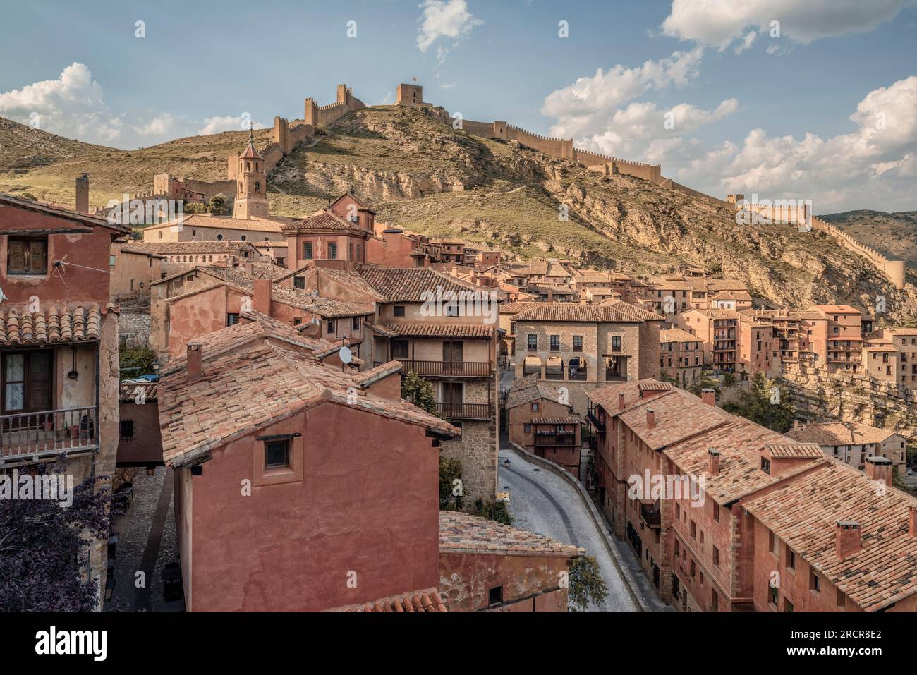 Città medievale con un sistema difensivo costituito da un castello, mura e varie torri nella Sierra de Albarracín, Teruel, Aragona, Spagna, Europa Foto Stock