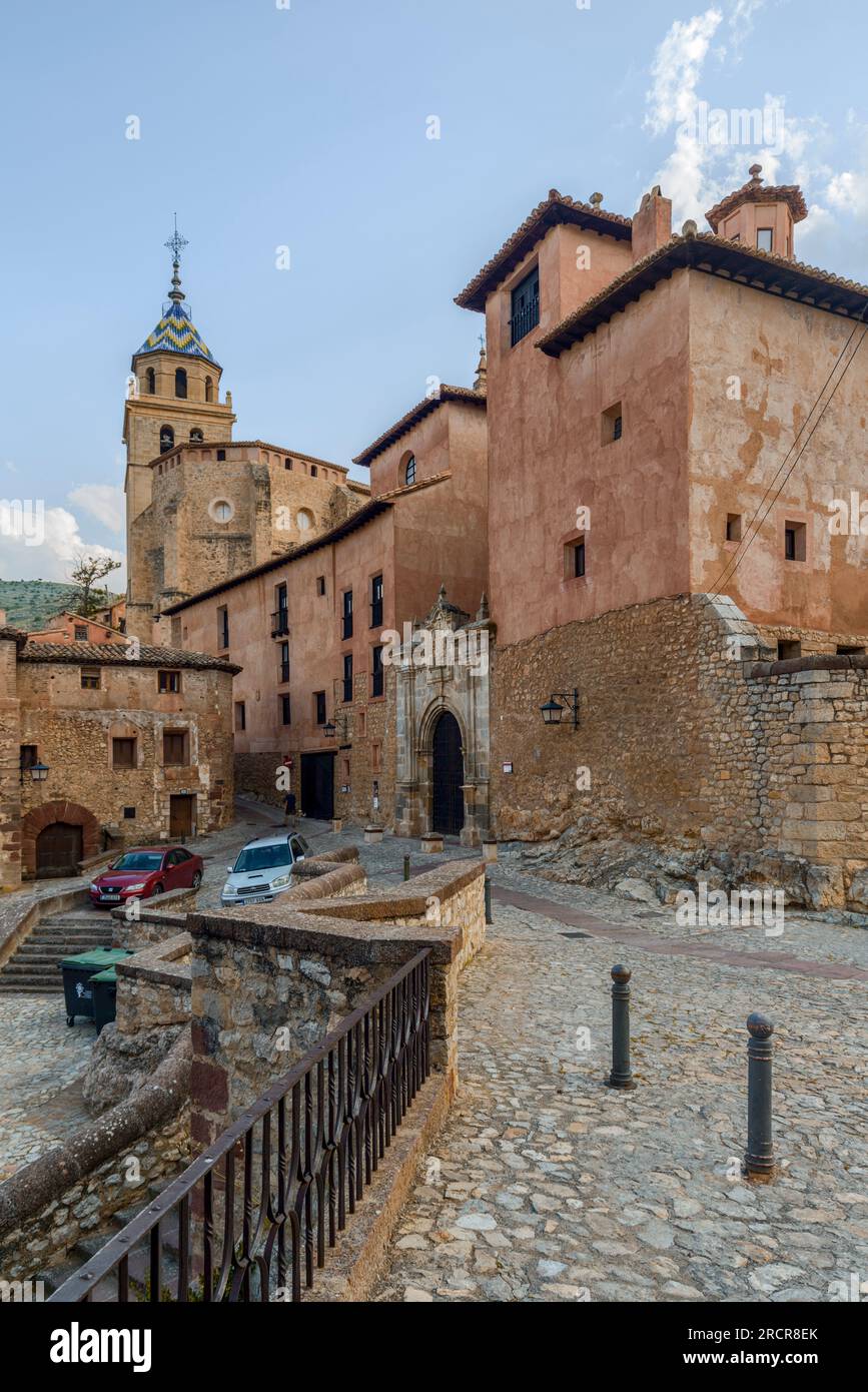 Complesso storico monumentale del Palazzo Episcopale e della Cattedrale di El Salvador nella città di Albarracin, Teruel, Aragona, Spagna, Europa Foto Stock