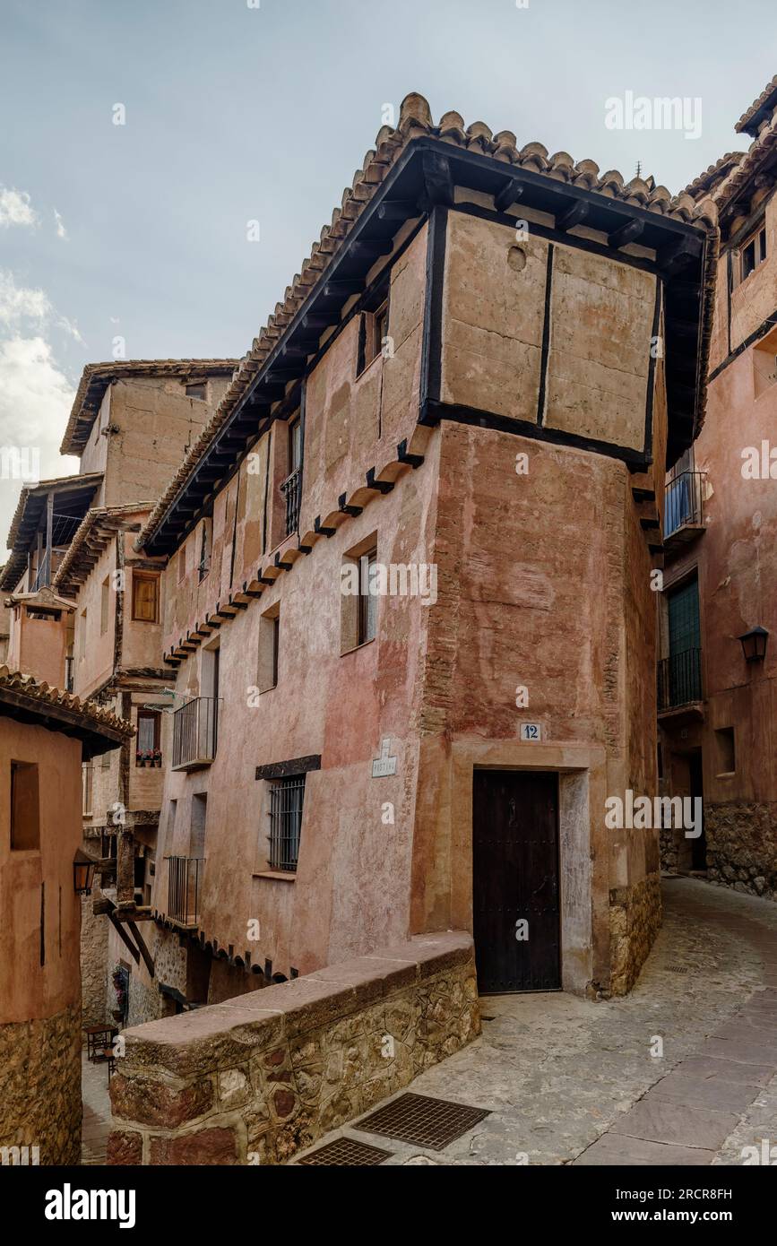 Casa storta in via Chorro, centro storico di Albarracín, dichiarata sito storico-artistico e una delle città più belle della Spagna, Teruel Foto Stock