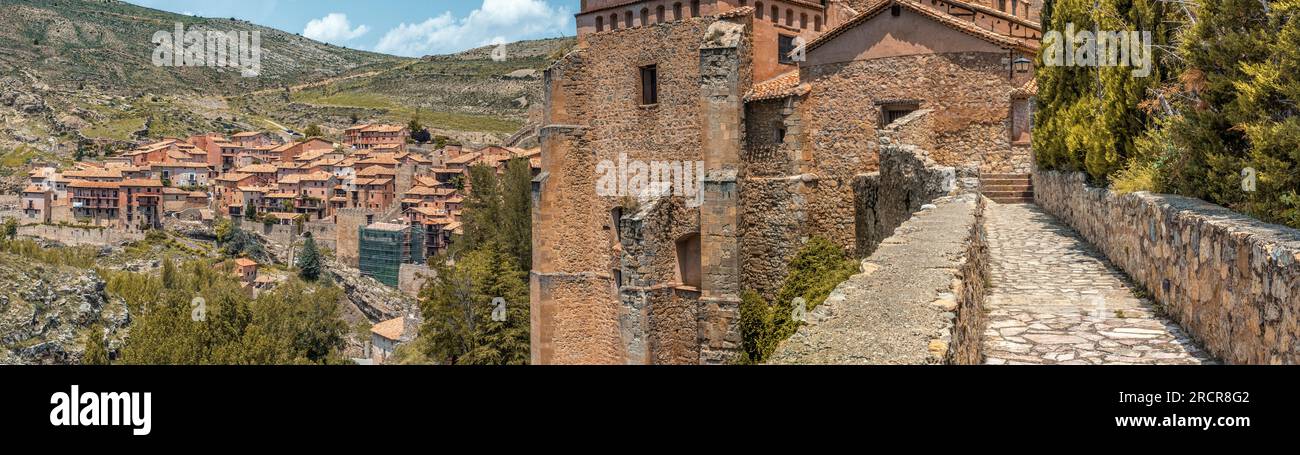 Vista panoramica del fiume Guadalaviar intorno alla città di Albarracin, come un fossato dalle mura dietro la cattedrale di El Salvador, Teruel Aragon. Foto Stock