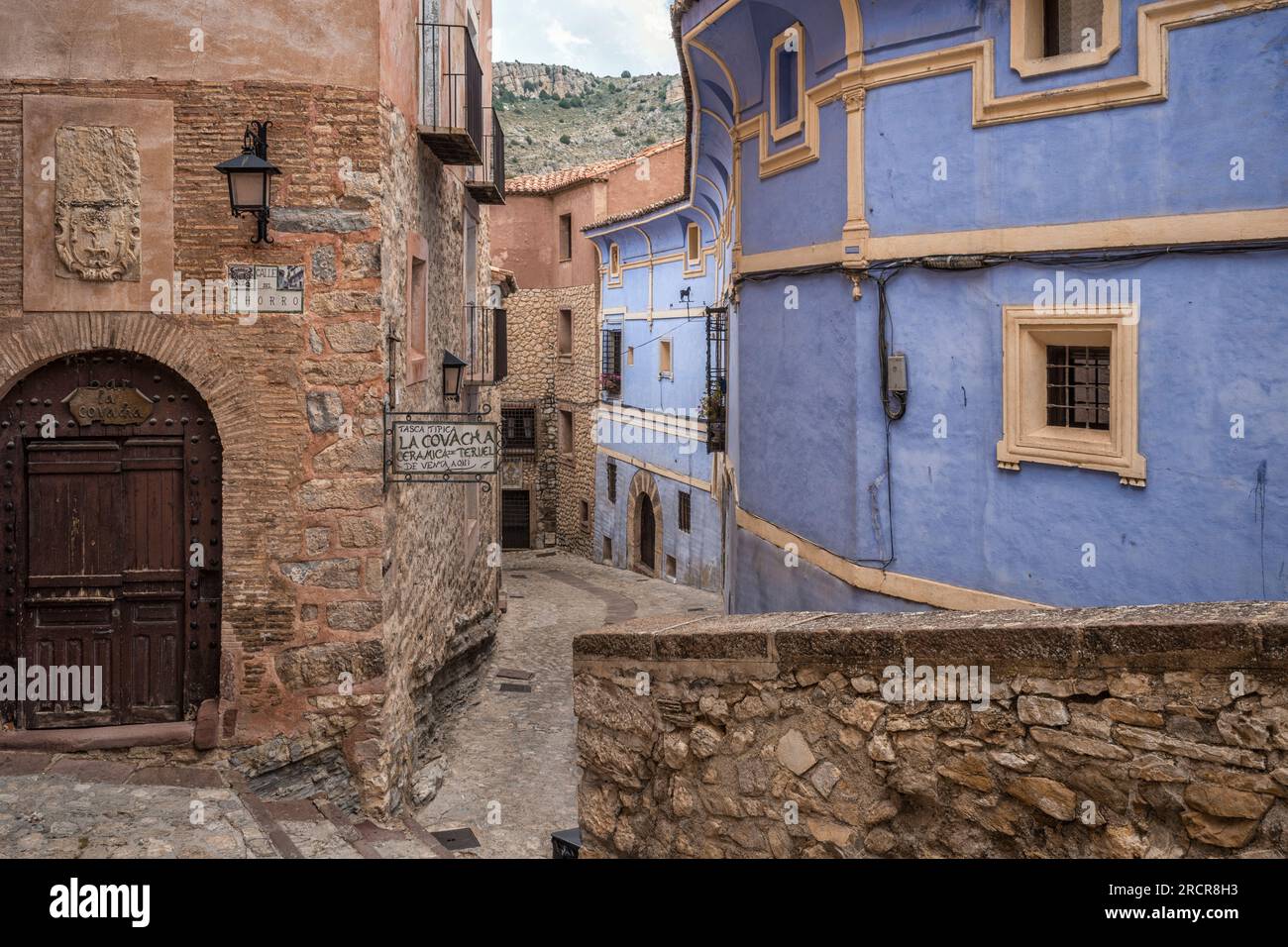 Casa Jarreta Azagra, la casa blu è una struttura ricettiva turistica dal design minimalista nel centro storico di Albarracín, Teruel, Aragona, Europa. Foto Stock
