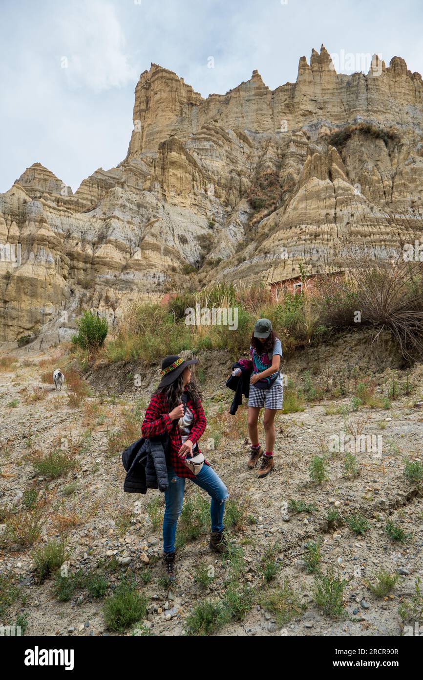 Palca, la Paz, Bolivia - 7 agosto 2022: Due giovani indigene camminano sulle montagne della Valle de Las Animas (Valle degli spiriti) Foto Stock