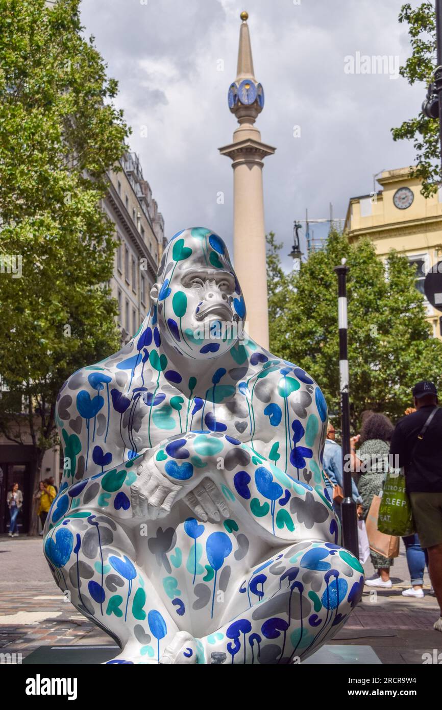 Londra, Inghilterra, Regno Unito. 16 luglio 2023. Opera di Pure Evil, parte del Tusk Gorilla Trail. 15 sculture di gorilla a grandezza naturale, progettate da diversi artisti, sono state installate intorno a Covent Garden nel centro di Londra in collaborazione con l'associazione benefica per la conservazione africana Tusk e Westbrook Gallery, per sensibilizzare e finanziare la conservazione. (Immagine di credito: © Vuk Valcic/ZUMA Press Wire) SOLO USO EDITORIALE! Non per USO commerciale! Crediti: ZUMA Press, Inc./Alamy Live News Foto Stock