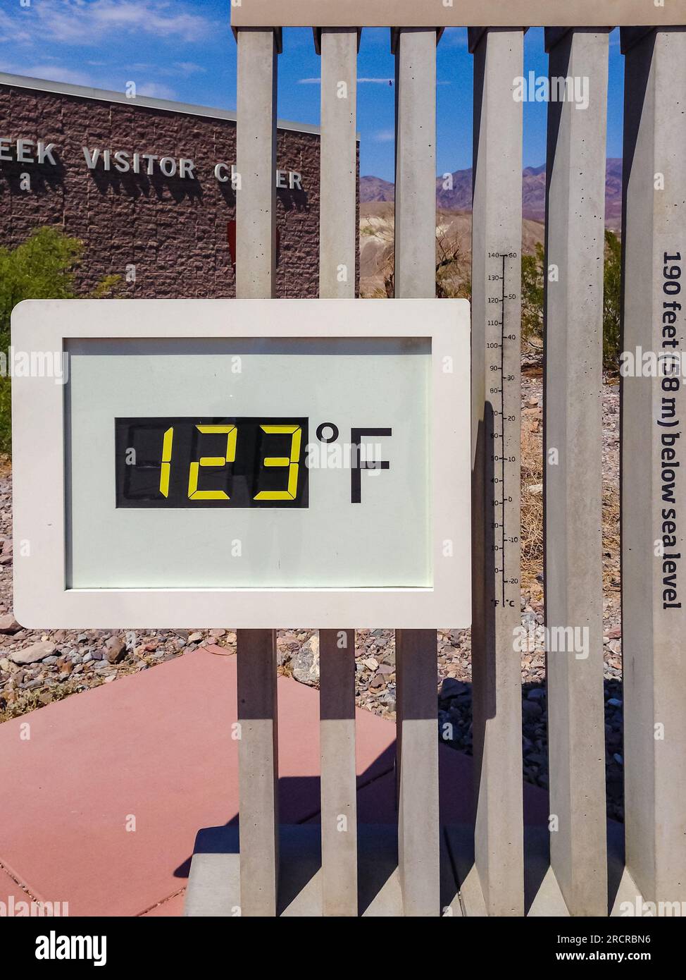 Immagine verticale del famoso termometro a Furnace Creek nel Death Valley National Park che mostra temperature estreme di crisi climatiche, California, USA Foto Stock